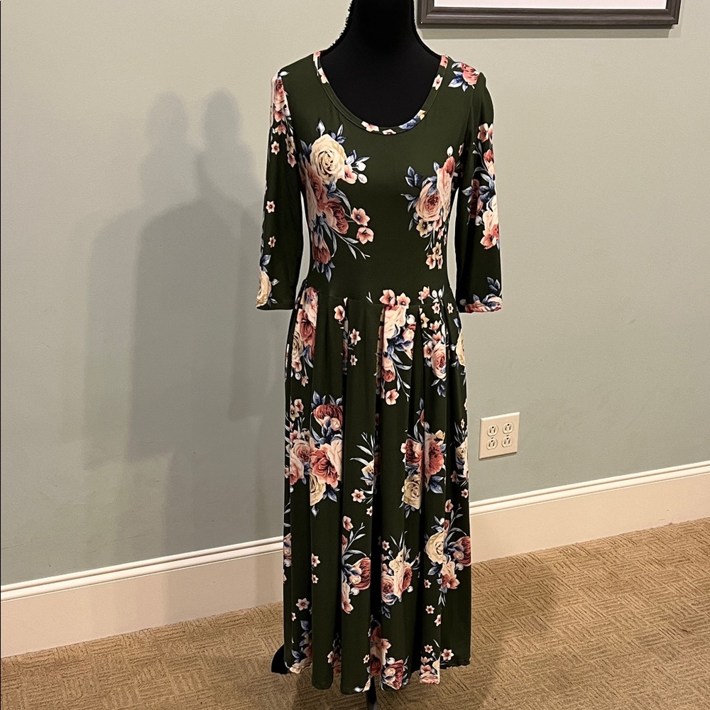 Elegant Floral 3/4 Sleeve Dress in Green